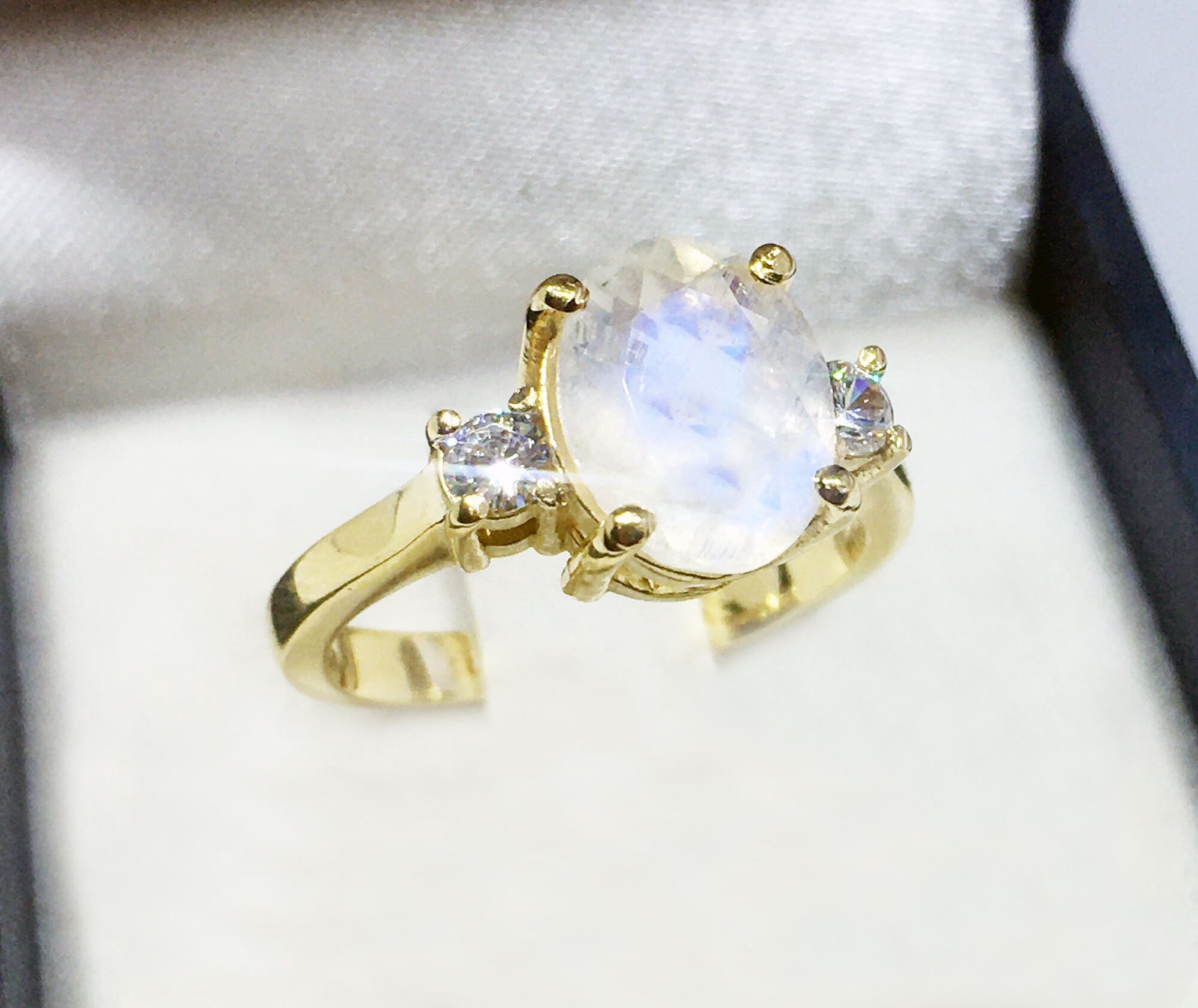 Exquisite, lovely women&#39;s oval cut genuine moonstone ring set with 2 round cut clear quartz.