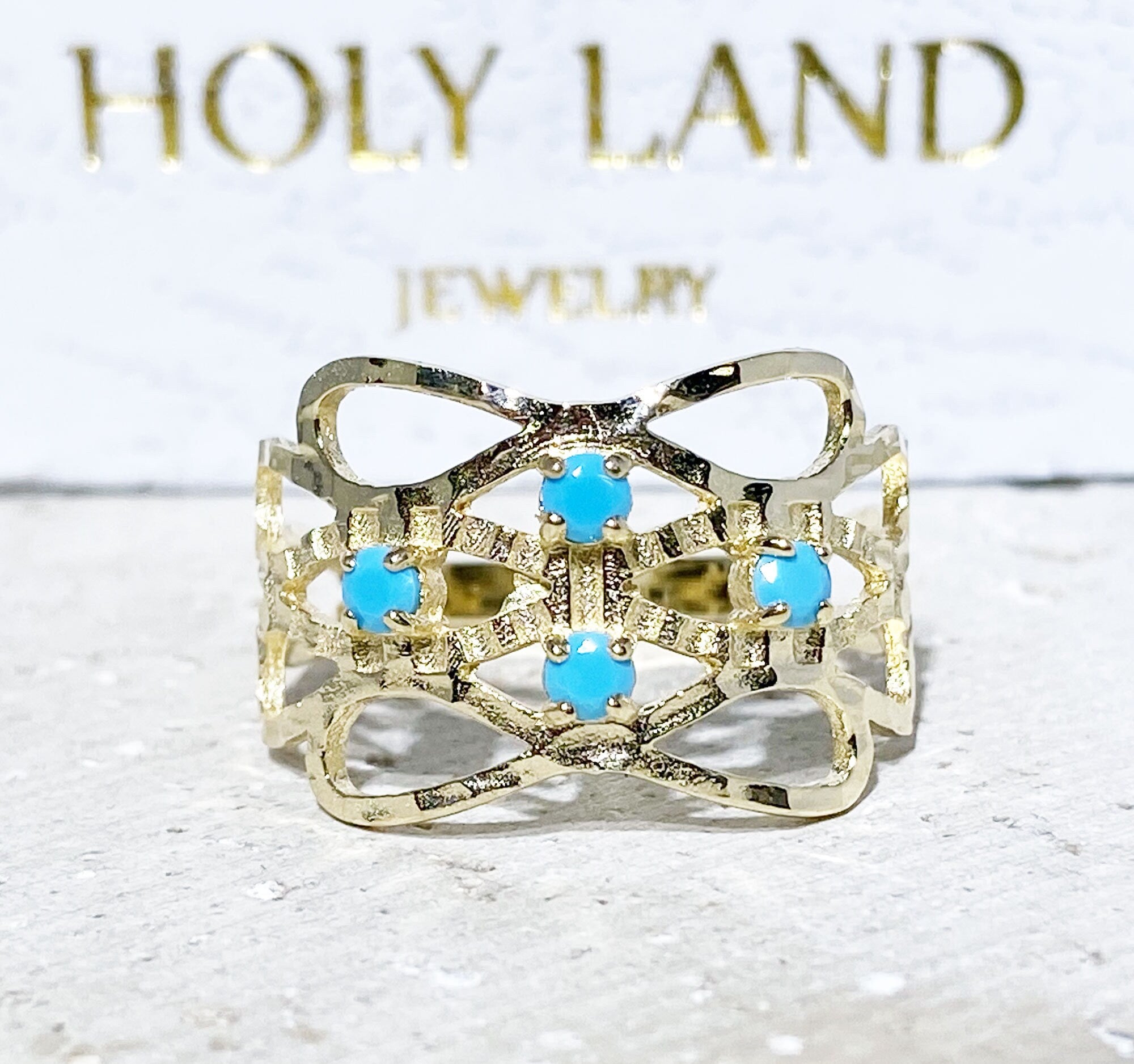 This gorgeous turquoise ring displays simple elegance in its design. The ring features a round-cut natural blue turquoise gemstones and finished with a hammered band.