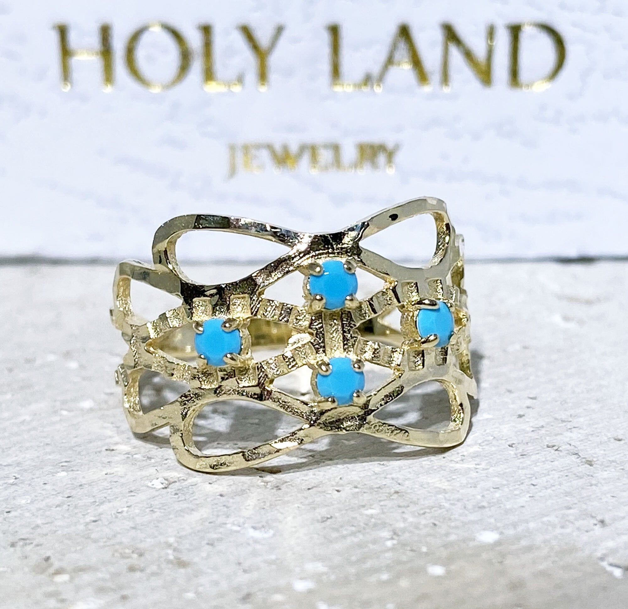 This gorgeous turquoise ring displays simple elegance in its design. The ring features a round-cut natural blue turquoise gemstones and finished with a hammered band.